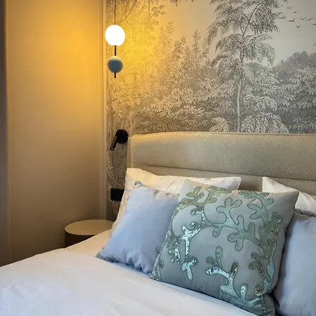 Cloud 9 Boutique By The Opera Apartment *